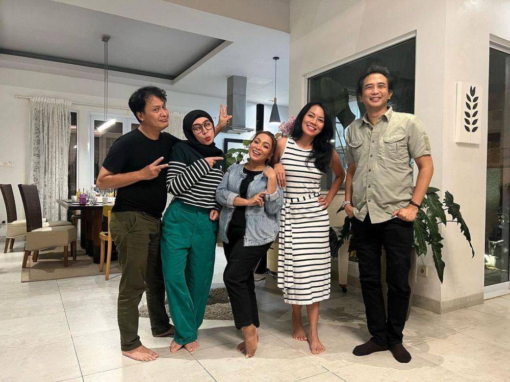potret Melly Goeslaw dan sahabat (instagram.com/melly_goeslaw)