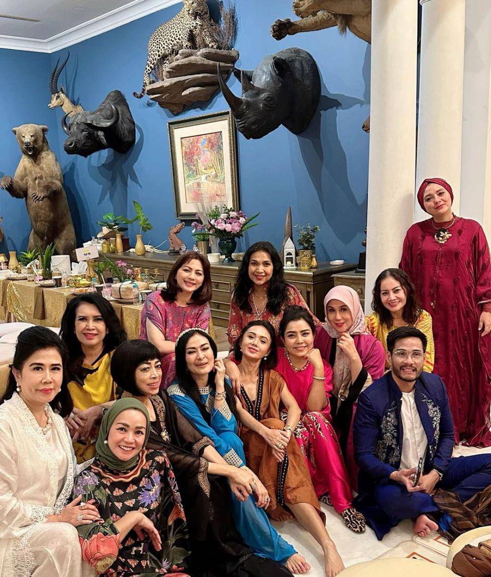 potret Marini Zumarnis dan sahabat (instagram.com/marinizumarnisreal)