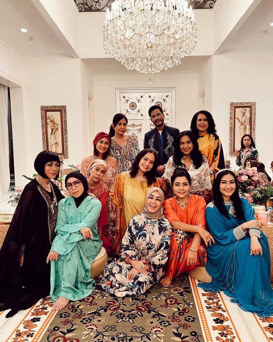 potret Melly Goeslaw dan sahabat (instagram.com/melly_goeslaw)