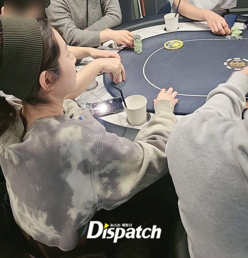 Kim Saeron bermain poker dengan teman-temannya (dispatch.co.kr)