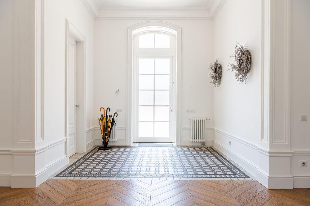 9 Inspirasi Entryway Nuansa Putih, Rumah Tampak Lebih Luas dan Bersih