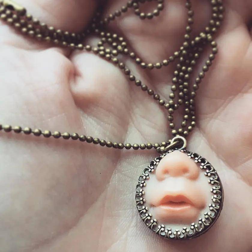 potret desain kalung creepy (reddit.com/user/PxN13)