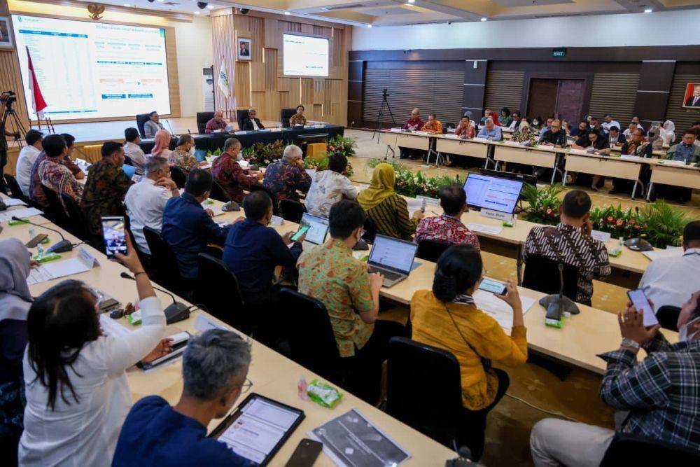 Suasana acara Rapat Koordinasi Percepatan Sertifikasi Halal, Nomor Induk Berusaha (NIB), dan SNI Bina UMK, bagi Usaha Mikro, di Kantor Kementerian Koperasi dan UKM, Jakarta, Selasa (11/4/2023). (Dok. Kemenkop UKM)