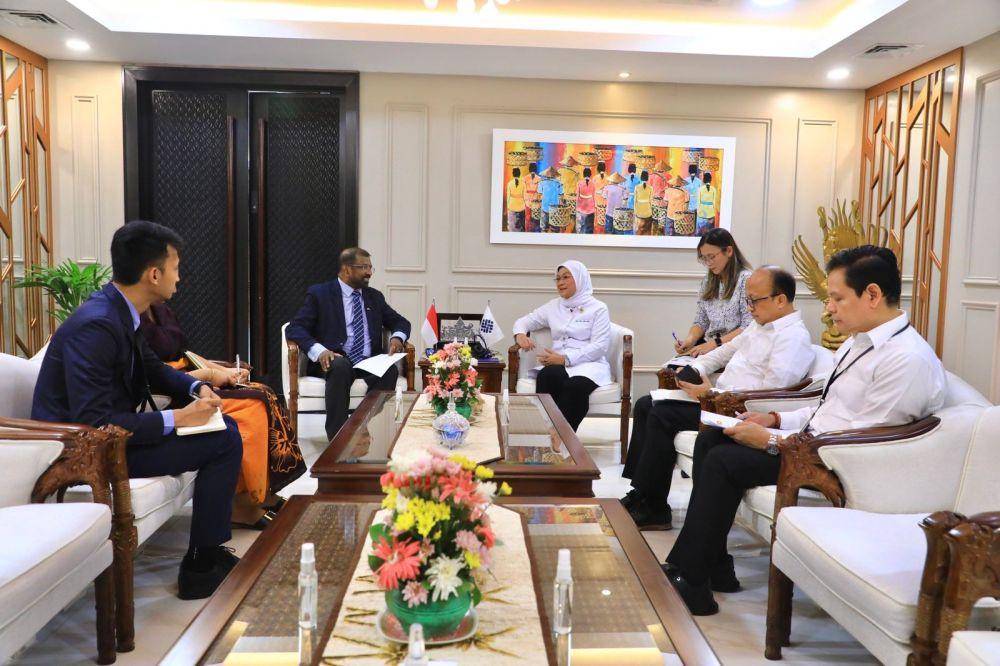 Menteri Ketenagakerjaan Ida Fauziyah menerima kunjungan Duta Besar Republik Sosialis Demokratik Sri Lanka untuk Indonesia, Jayanath Siri Kumara Colombage, di Kantor Kemnaker Jakarta, pada Selasa (11/4/2023). (Dok. Kemnaker)