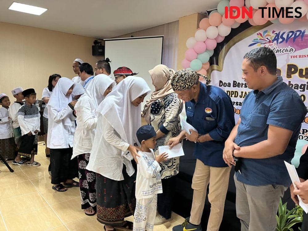 ASPPI DPD Jawa Tengah memberikan santunan kepada anak-anak Panti Asuhan Darul Huda Semarang dalam rangka merayakan HUT Ke-15 di Metro Park View Hotel Semarang. (IDN Times/Anggun Puspitoningrum)