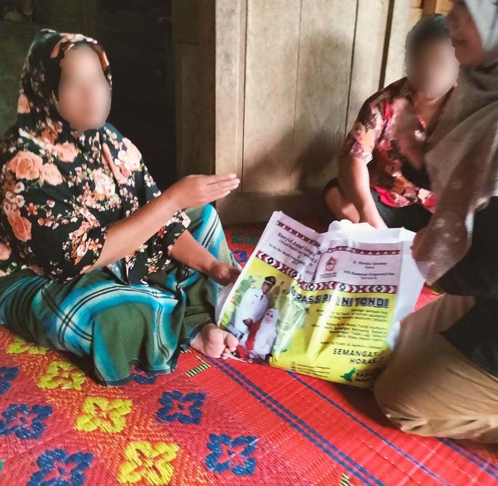 Wabup Tapsel Bagi Sembako Yatim Janda di Marancar dan Batang Angkola