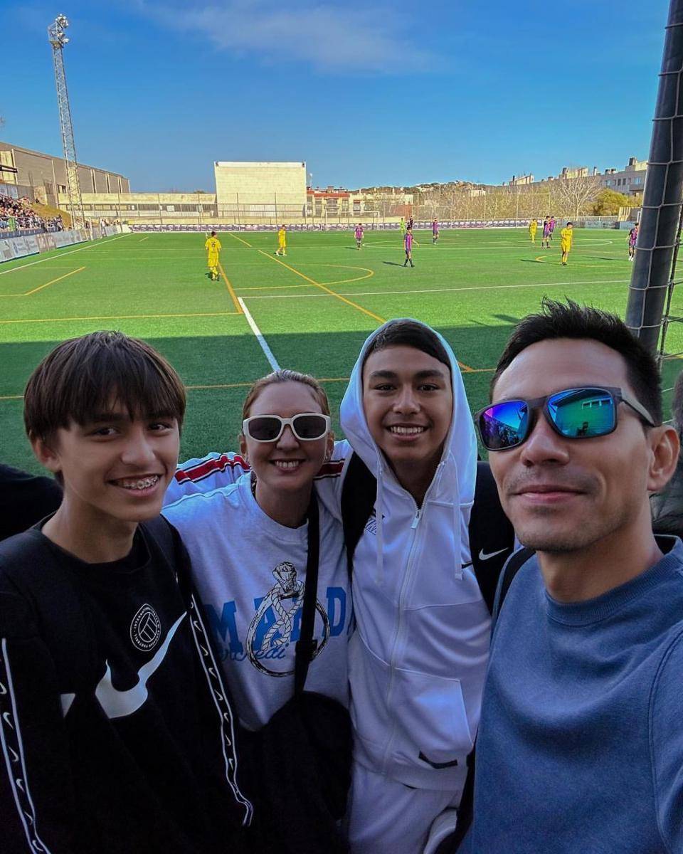potret Donna & Darius jenguk anak di Akademi Sepak Bola (instagram.com/darius_sinathrya)