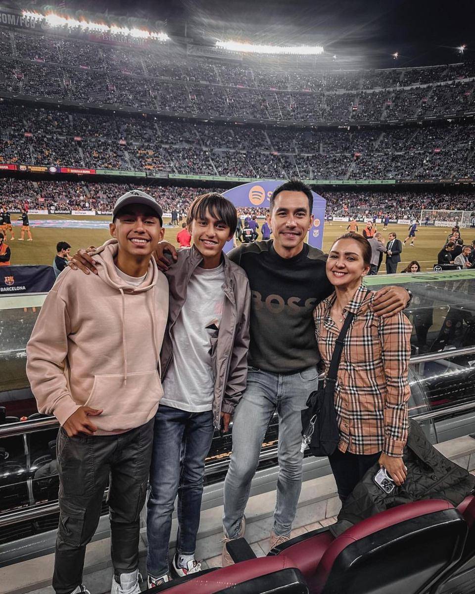 potret Donna & Darius jenguk anak di Akademi Sepak Bola (instagram.com/darius_sinathrya)
