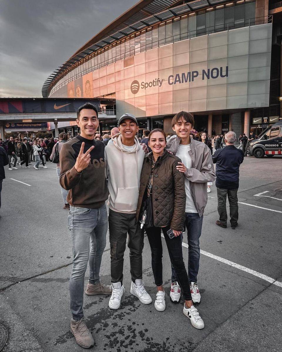 potret Donna & Darius jenguk anak di Akademi Sepak Bola (instagram.com/darius_sinathrya)