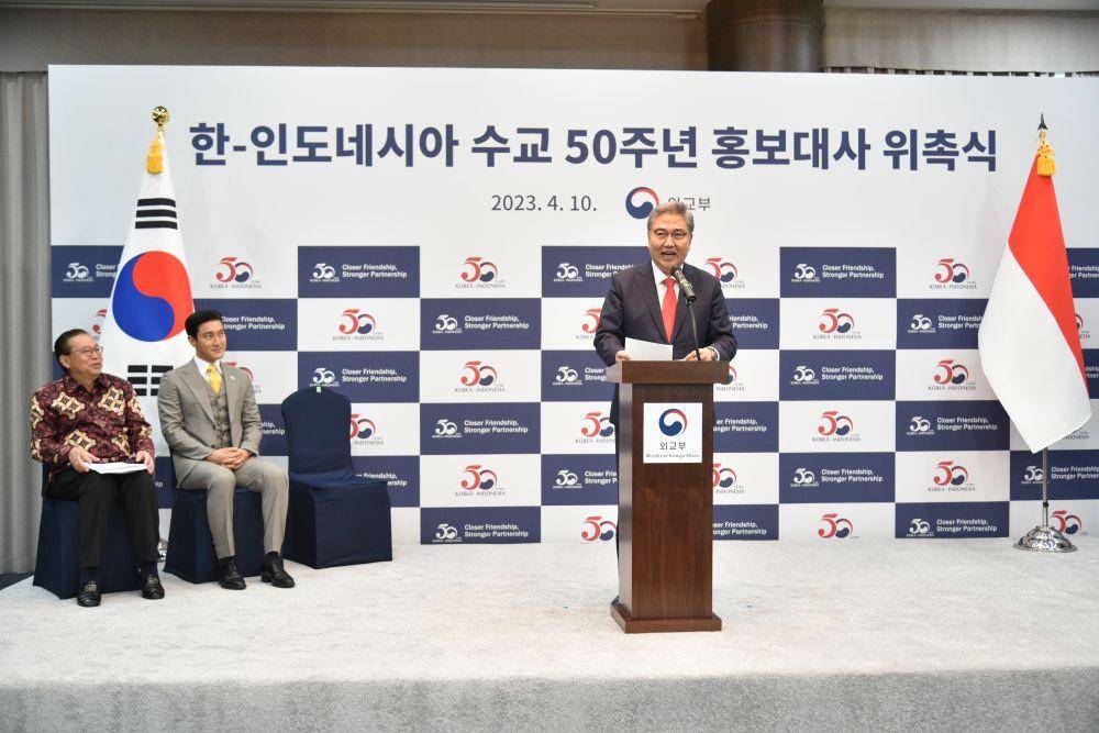 Menteri Luar Negeri Korea Selatan, Park Jin beri sambutan atas penetapan Choi Siwon sebagai  Duta Promosi Korea Selatan (Dok. Kedutaan Besar Republik Indonesia untuk Seoul, Republik Korea)