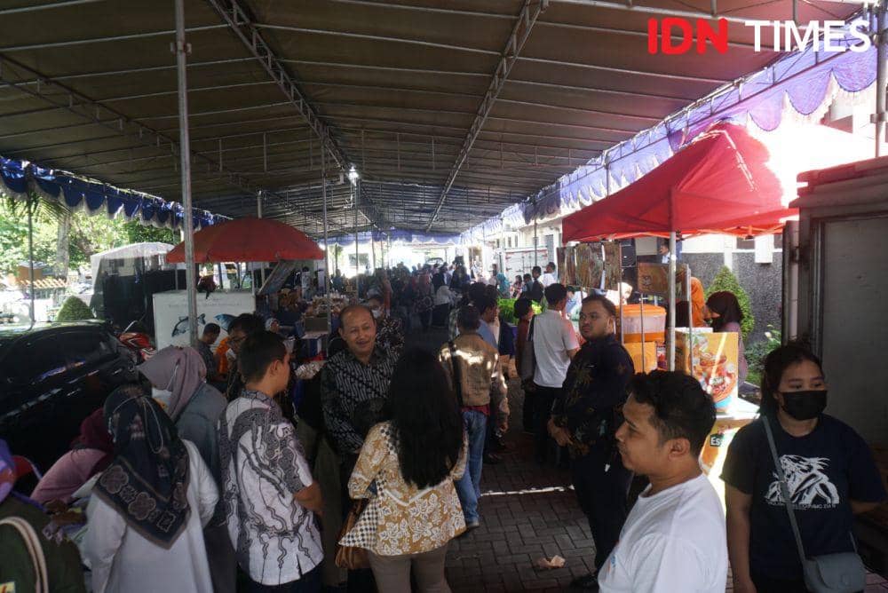 Kegiatan Pasar Murah di Disperindag DIY, Selasa (11/4/2023). (IDN Times/Herlambang Jati Kusumo)