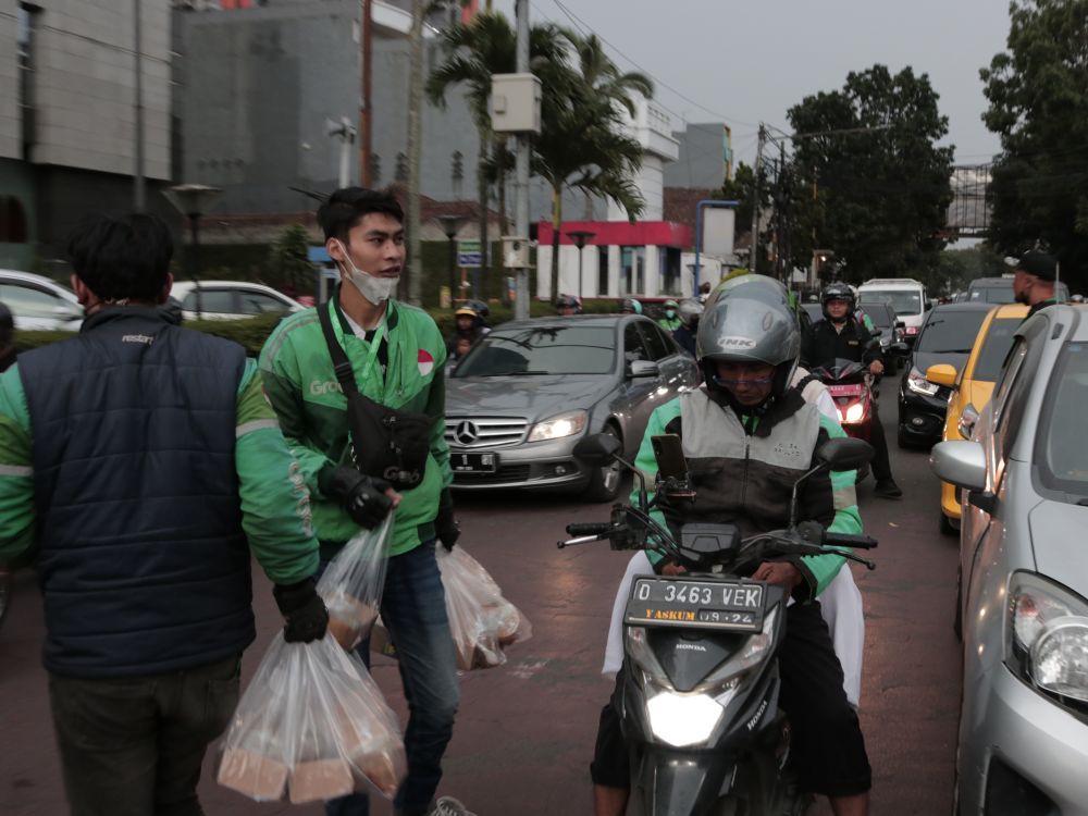 Ketika Mitra Grab Kompak Bagi-bagi 800 Takjil Gratis di Bandung (IDN Times/istimewa)
