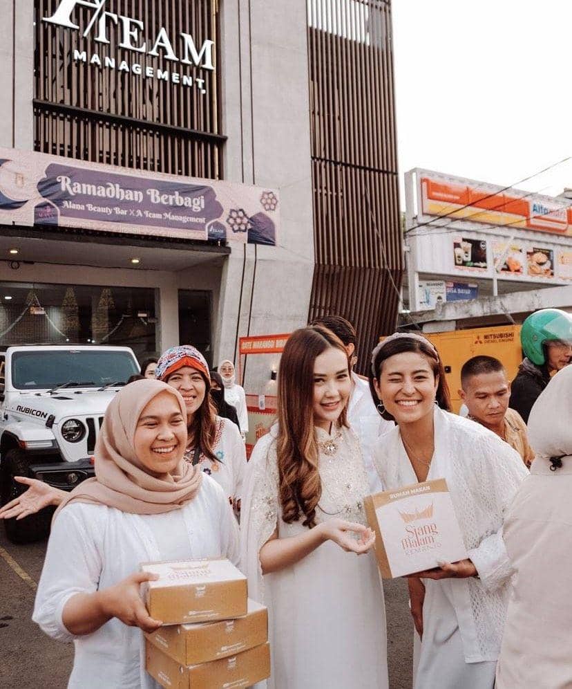 potret Karin Novilda bukber sambil bagi-bagi takjil (instagram.com/narinkovilda)