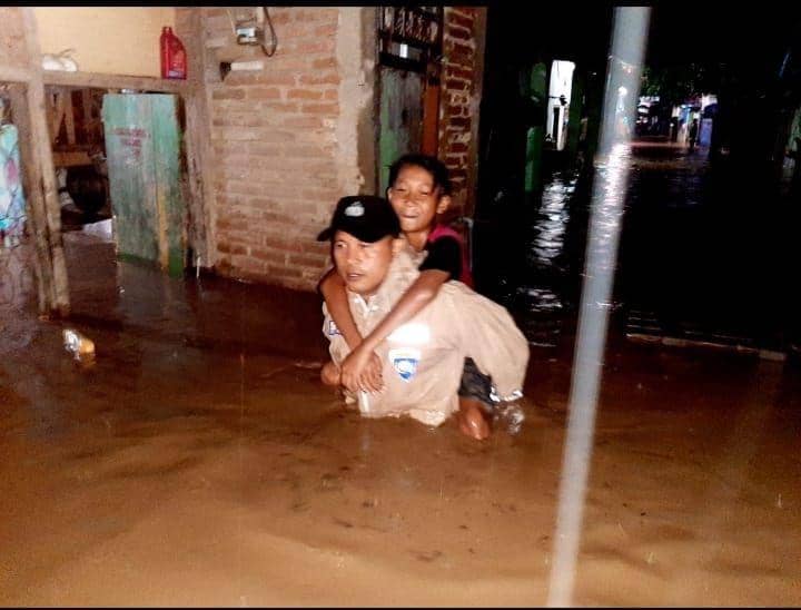 Evakuasi warga terjebak Banjir di Kota Bima. (dok. BPBD NTB)