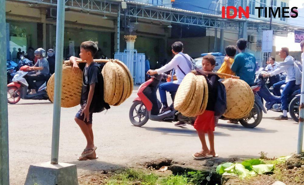 Kisah Bocah SD di Bima, Jalan Kaki Menjual Penampi Beras Demi Keluarga