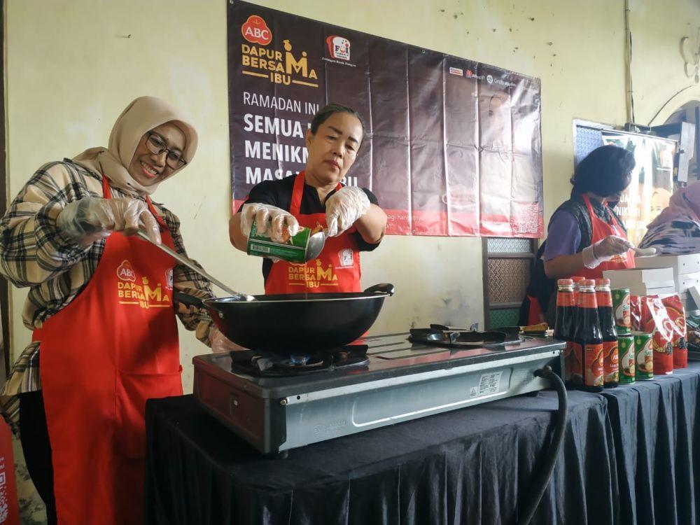 Puluhan Ibu di Jogja Bagi Gratis 14 Ribu Makanan Sahur dan Buka Puasa