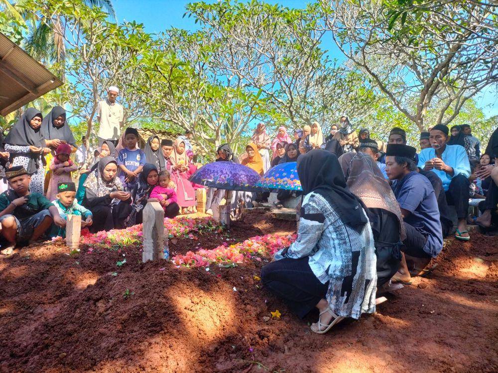 Pasangan suami istri (Pasutri) asal Lampung korban pembunuhan Slamet Tohari alias Mbah Slamet, Suheri dan Riani dimakamkan di TPU Dusun Mekarjaya. (IDN Times/Istimewa).