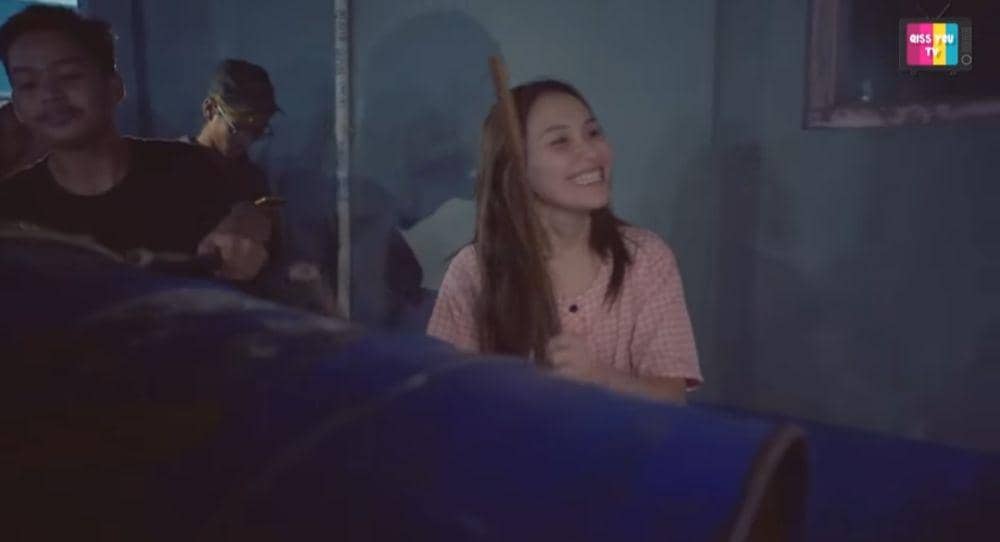 potret Ayu Ting Ting kelililng kampung bangunkan sahur (youtube.com/Qiss You TV)