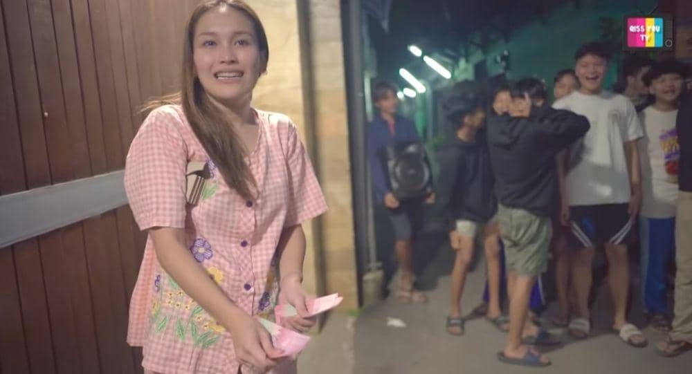 potret Ayu Ting Ting kelililng kampung bangunkan sahur (youtube.com/Qiss You TV)