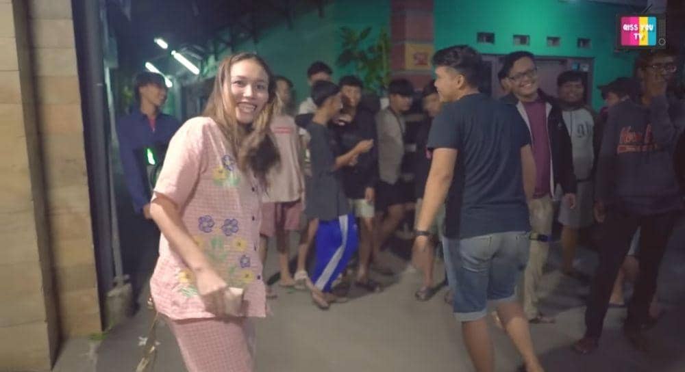 potret Ayu Ting Ting kelililng kampung bangunkan sahur (youtube.com/Qiss You TV)