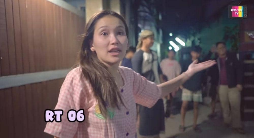 potret Ayu Ting Ting kelililng kampung bangunkan sahur (youtube.com/Qiss You TV)