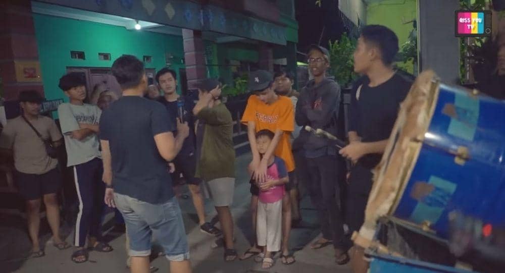 potret Ayu Ting Ting kelililng kampung bangunkan sahur (youtube.com/Qiss You TV)