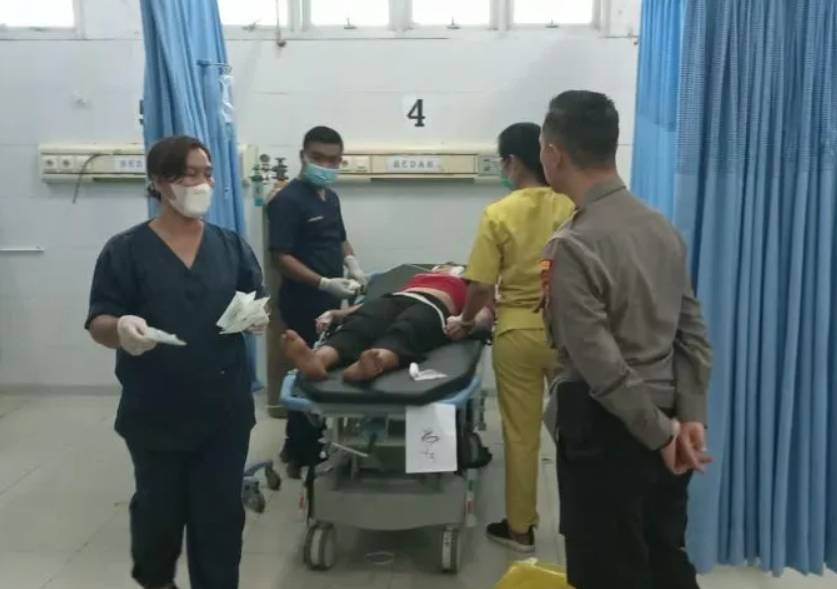 Korban bus yang jatuh ke jurang di Samosir mendapat perawatan di RSUD Hadrianus Sinaga (ANTARA/ER Eben Ezer Pakpahan)