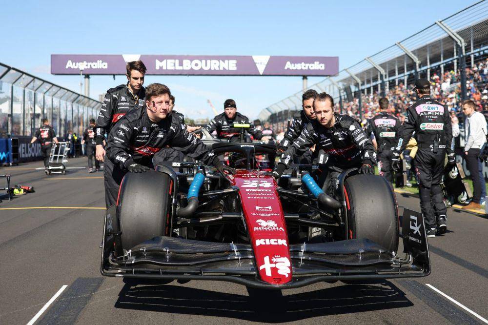 Kru Alfa Romeo mendorong mobil Zhou Guanyu jelang balapan GP Australia 2023. (sauber-group.com)