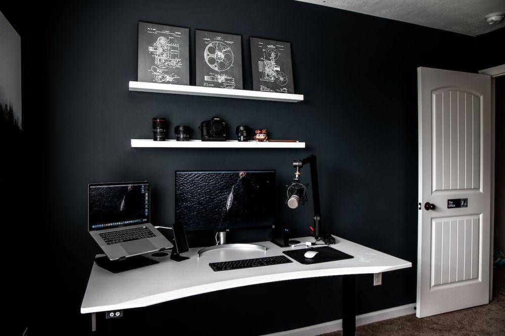 ilustrasi interior rumah dominan hitam (pexels.com/Chelsey Horne)