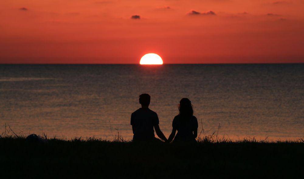 potret pasangan yang menikmati pemandangan sunset (pexels.com/eyupbelen)