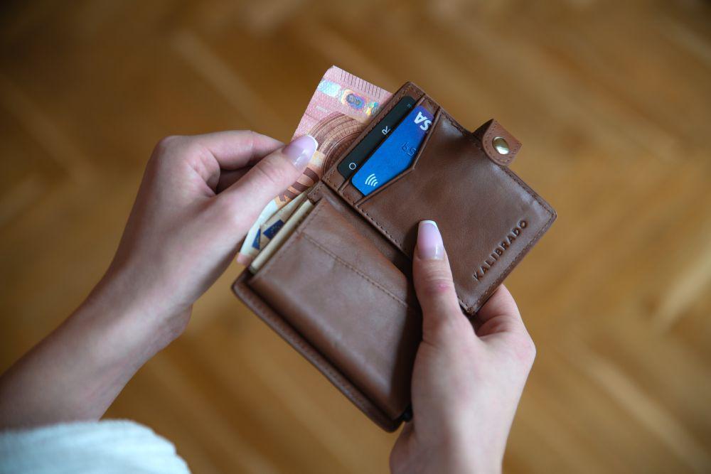 ilustrasi dompet (unsplash.com/@emkal)