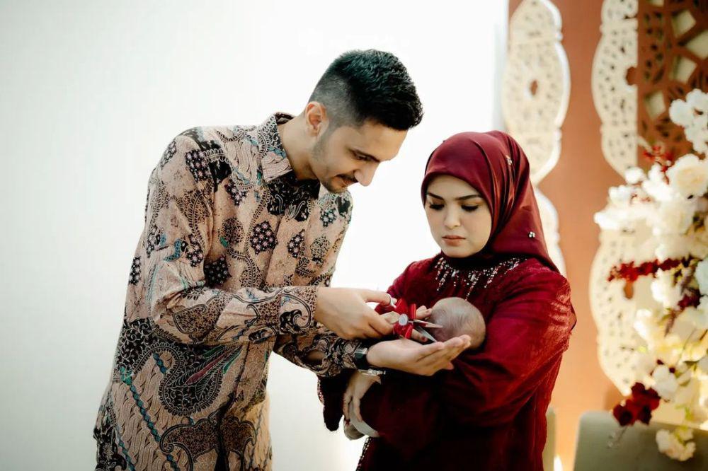 10 Potret Akikah Omar, Anak Kedua Vebby Palwinta, Berlangsung Hangat