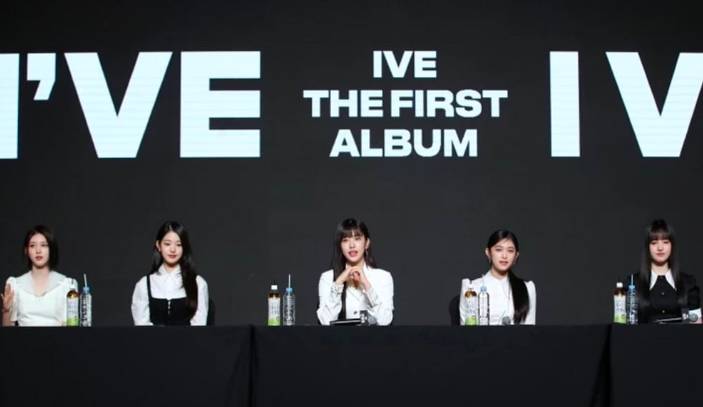 acara showcase perilisan album perdana IVE (allkpop)