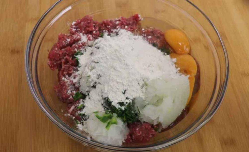 ilistrasi adonan meatball (youtube.com/Quick Simple & Delicious)