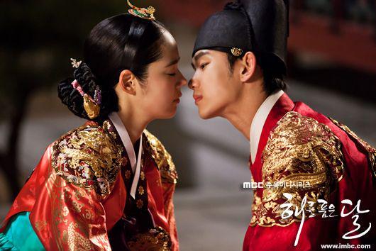 still cut The Moon That Embraces The Sun (dok. MBC/The Moon That Embraces The Sun)