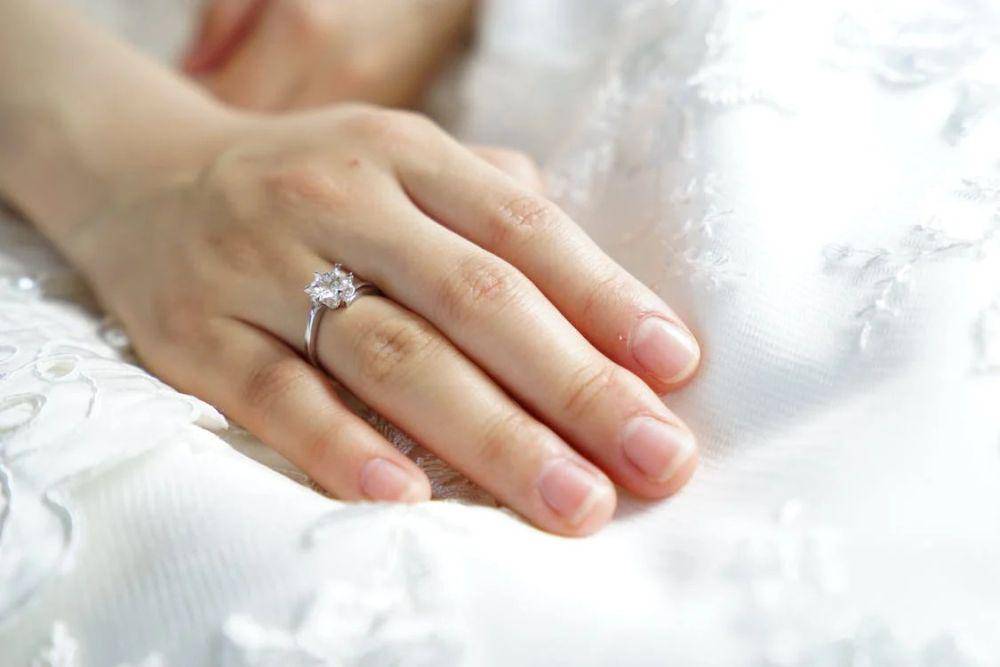 ilustrasi memakai cincin di jari manis (pexels.com/Pixabay)