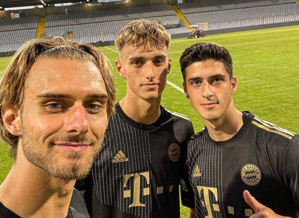 Grant-Leon Ranos berpose bersama kawan-kawannya di kampus milik Bayern Munich. (instagram.com/fcbayerncampus)