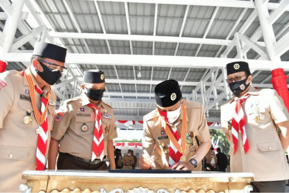Ketua Harian Gerakan Pramuka Sulsel, Haris Yasin Limpo (paling kanan), dalam apel besar HUT Pramuka ke-59 pada Agustus 2020. (Dok. Humas Pemprov Sulsel)