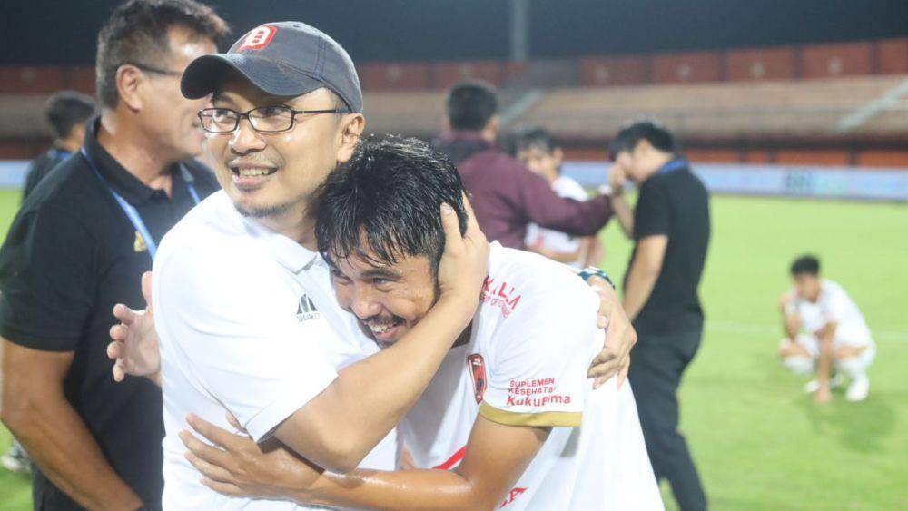 Direktur Utama PSM Makassar Sadikin Aksa memeluk gelandang M Arfan usai timnya memastikan juara Liga 1 musim 2022/2023. (Dok. Istimewa)