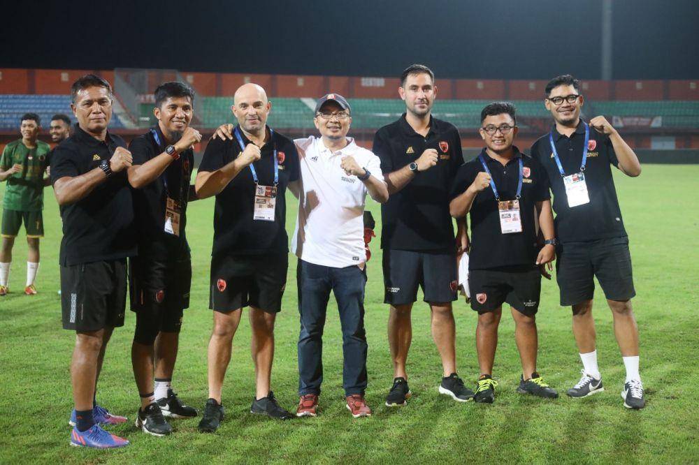 Direktur Utama PSM Makassar Sadikin Aksa (tengah) bersama jajaran tim kepelatihan PSM. (Dok. Istimewa)