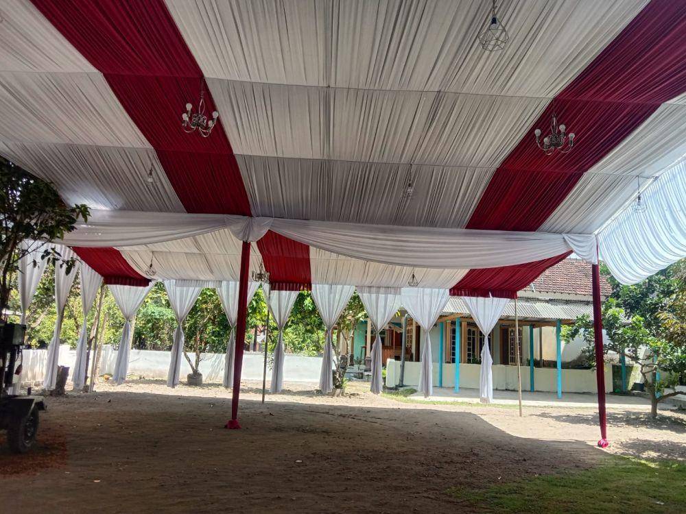Tenda warna merah putih yang dipasang di rumah Anas Urbaningrum di Blitar. IDN Times/ istimewa