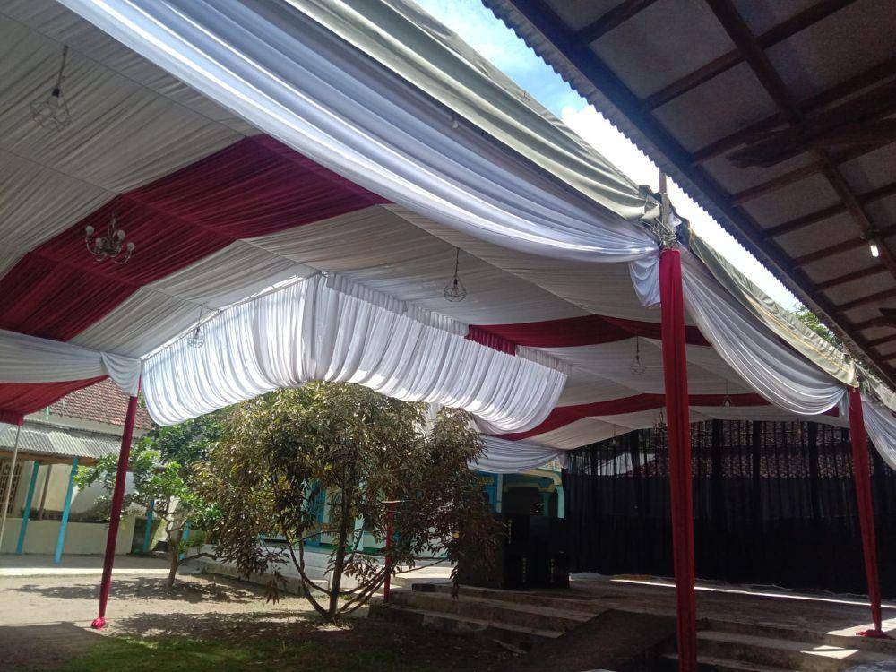 Tenda warna merah putih yang dipasang di rumah Anas Urbaningrum di Blitar. IDN Times/ istimewa