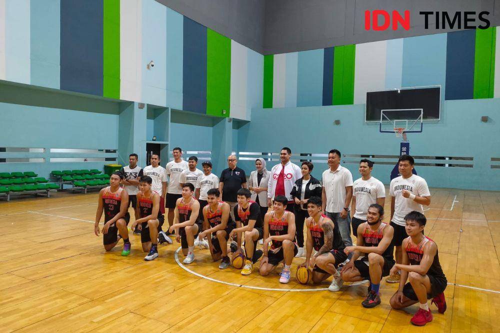 Menpora Dito Ariotedjo kunjungi pelatnas Timnas Basket 3x3 Indonesia di GBK Arena, Selasa (11/4/2023). (IDN Times/Tino)