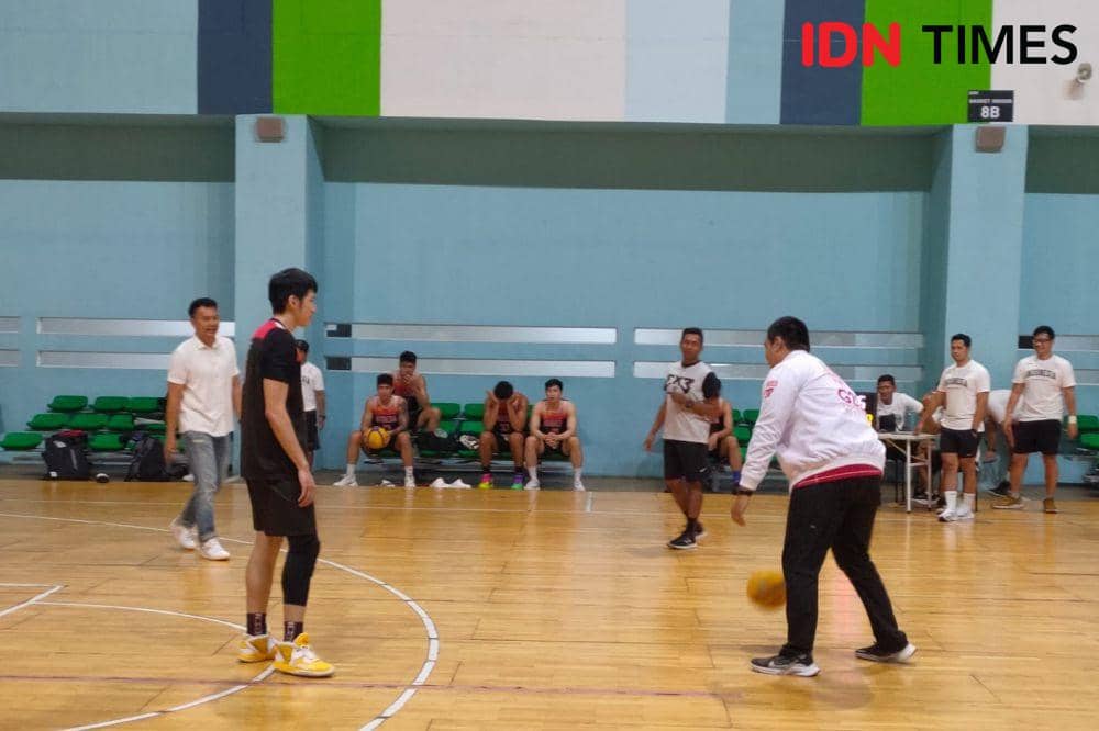 Menpora Dito Ariotedjo kunjungi pelatnas Timnas Basket 3x3 Indonesia di GBK Arena, Selasa (11/4/2023). (IDN Times/Tino)