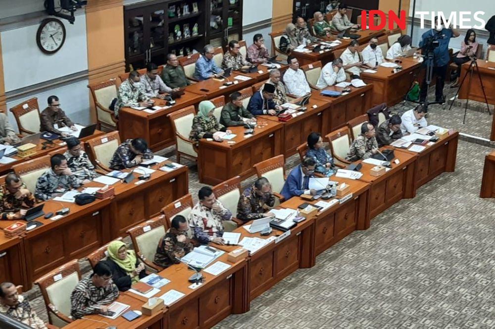 Suasana rapat kerja Komisi III DPR RI bersama Menko Polhukam Mahfud MD dan Menkeu Sri Mulyani soal dugaan TPPU, Selasa (11/4/2023). (IDN Times/Melani Putri)