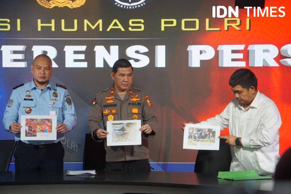Kepala Kantor Imigrasi Kelas I TPI Jakarta Utara, Qriz Pratama (kiri), Karopenmas Polri, Brigjen Ahmad Ramadhan (tengah), dan Juru Bicara Densus 88, Kombes Aswin Siregar (kanan). (IDN Times/Aryodamar)