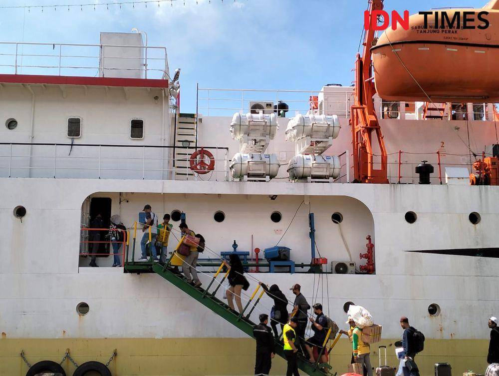 Angkutan mudik Lebaran lewat pelabuhan Tanjung Perak Surabaya, Selasa (11/4/2023). (IDN Times/Khusnul Hasana).