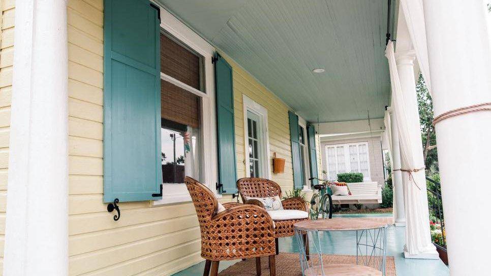 Daun jendela atau shutters (hgtv.com/Ben Napier)