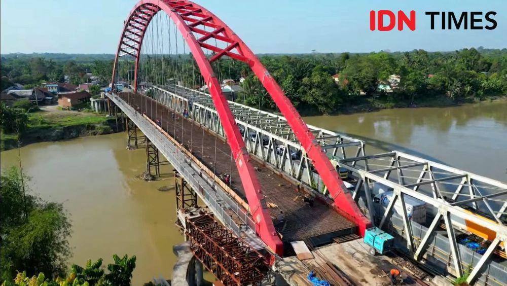 Kapoldasu Irjen Irjen Pol RZ Panca Putra Simanjuntak, saat meninjau langsung jembatan Sei Wampu Langkat (IDN Times/ Bambang Suhandoko)