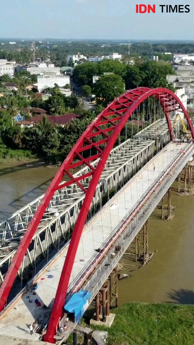 Kapoldasu Irjen Irjen Pol RZ Panca Putra Simanjuntak, saat meninjau langsung jembatan Sei Wampu Langkat (IDN Times/ Bambang Suhandoko)